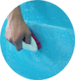 Промывка чистящими средствами поверхности ванн перед установкой акриловой вставки.