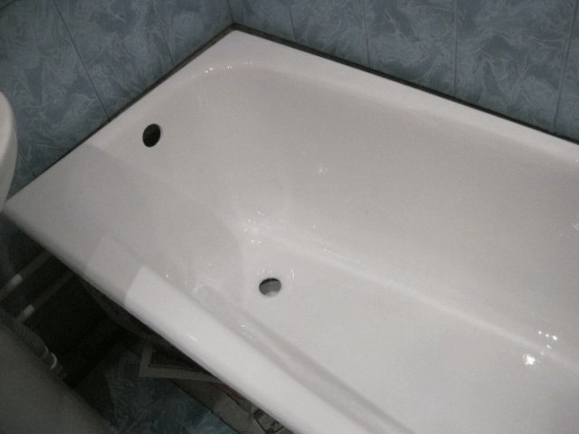 Реставрация белой ванной под новую плитку в квартире: г. Орск, ул. Кирова, д. 35.