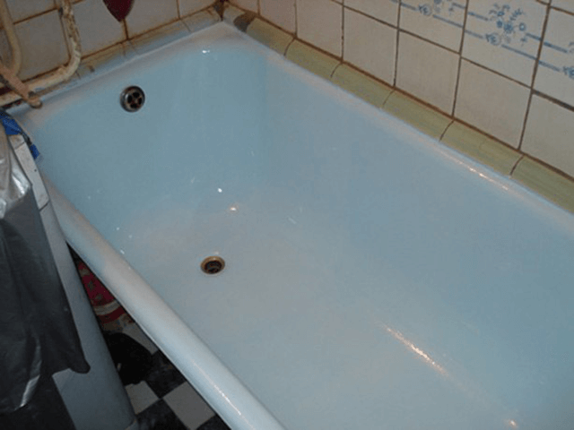 Обновление голубой ванны эпоксидной смолой в 4 слоя: город Подольск, ул. Фучика, д. 40.