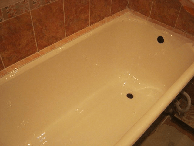 Отреставрированная эмаль желтой ванны смолой в 2 слоя: улица Максимова, д.62.